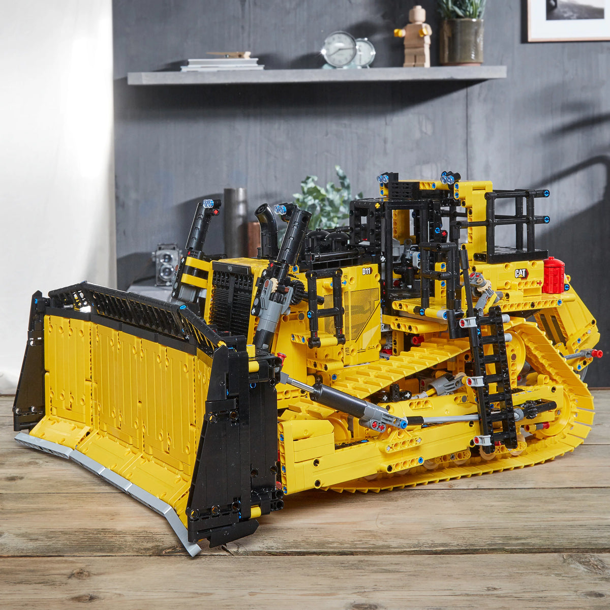 App-Controlled Bulldozer H3644